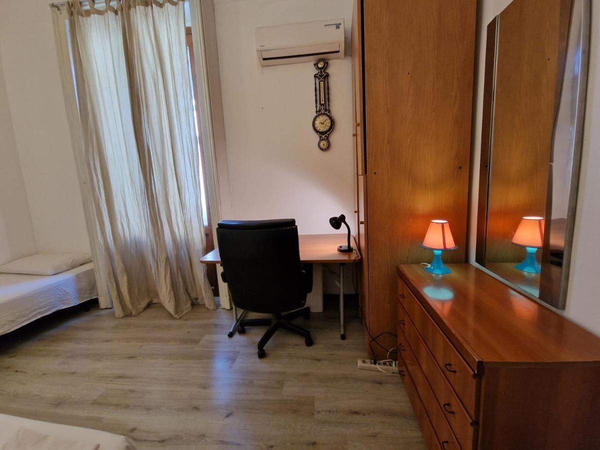Private Room In A Quiet Apartment In The City Center มิลาน ภายนอก รูปภาพ